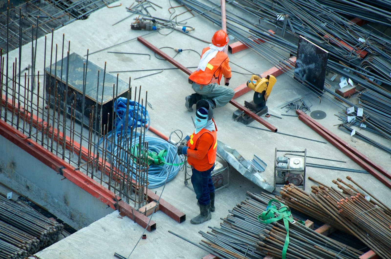Bauteam bei Montagearbeiten auf einer Baustelle