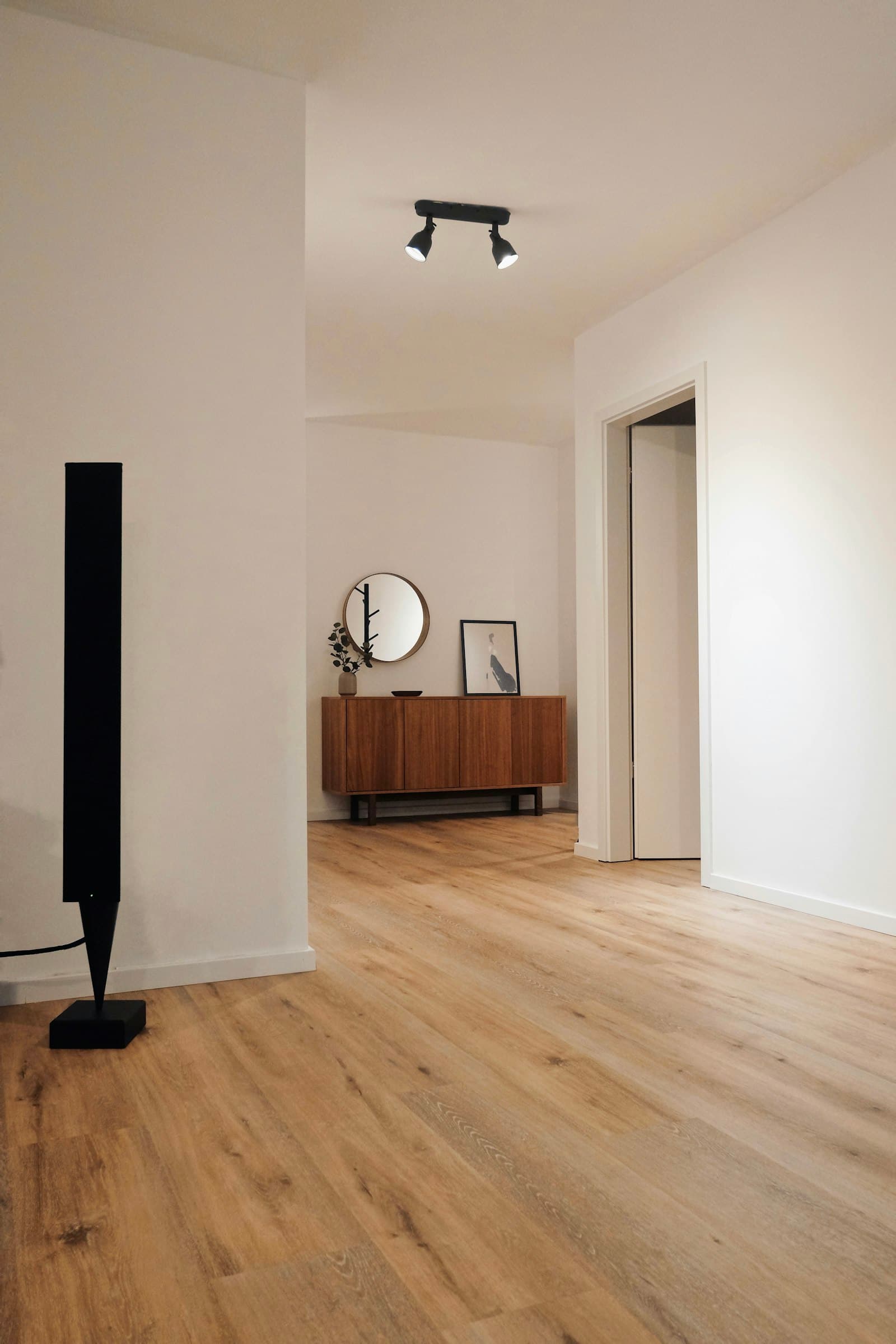 Fertig ausgebauter, heller Innenraum mit glatten Wänden